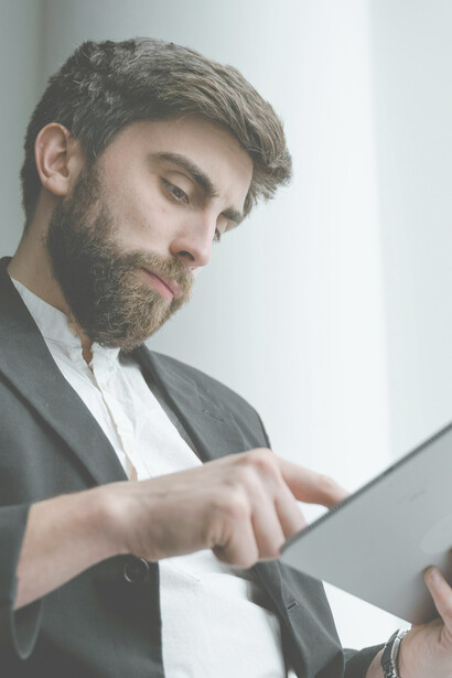 Un hombre usando un dispositivo móvil para acceder a internet. Con esta, se puede saber lo que pasó y está pasando desde cualquier lugar del planeta