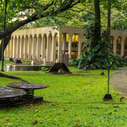 Sendero de las esculturas, vista de exhibición. Cortesía del Museo La Tertulia 