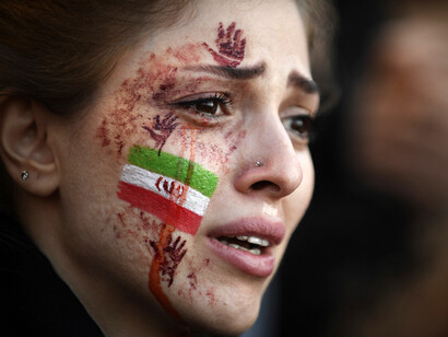 Mujer activista durante una de las protestas por los derechos de las mujeres iraníes alrededor del mundo