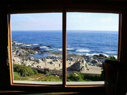 La ínsula chilena de Isla Negra desde una ventana
