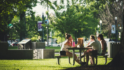 En los espacios urbanos, pequeños grupos de personas suelen reunirse para compartir conversaciones, experiencias y hábitos cotidianos