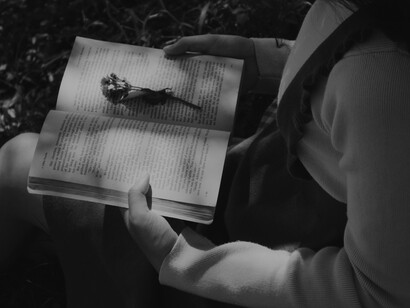 Une lecture poétique: la magie des mots prend vie entre les mains des lecteurs attentifs