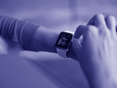 I dispositivi indossabili implementati dalle applicazioni dell’IA, possono fornire dati di flusso dinamici, istantanei, minuto per minuto, giornalieri, settimanali, di alto valore in termini clinici