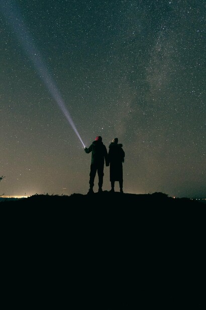 A casa que dividiam, num bairro ligeiramente afastado do Centro de Dunquerqueville, contava com um amplo solário, que usavam para aproveitar o Sol e observar a Lua e as estrelas
