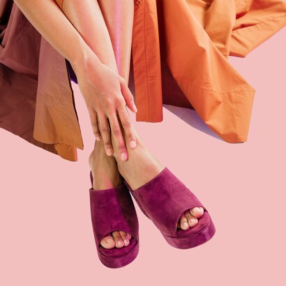 La modella indossa un paio di sabot firmati Stringart