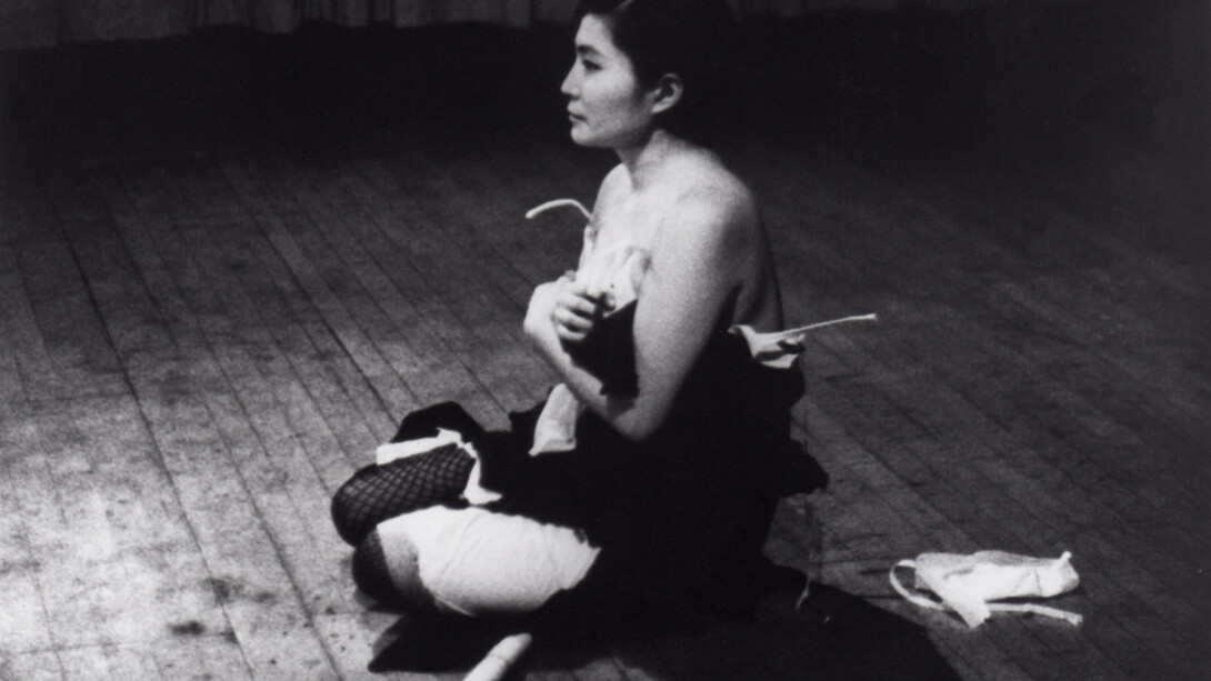 Cut Piece (1964) performed by Yoko Ono in New Works of Yoko Ono, Carnegie Recital Hall, New York, March 21, 1965.
Photograph by Minoru Niizuma. © Minoru Niizuma. Courtesy Lenono Photo Archive, New York