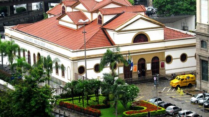 Além de sua relevância arquitetônica, a Casa França-Brasil representa um elo entre passado e presente. O edifício não apenas guarda memórias de diferentes fases da vida urbana carioca, mas também se reinventa como espaço de arte e cultura contemporânea. Essa capacidade de adaptação ao longo dos séculos reforça sua importância como patrimônio vivo, capaz de dialogar com tradições históricas e, ao mesmo tempo, com as demandas culturais do mundo atual