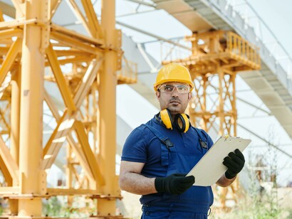 Morti bianche sul lavoro. La questione delle morti sul lavoro ha ripreso un posto importante nell’opinione pubblica italiana a partire dal 16 febbraio quando, a Firenze, in un cantiere di Esselunga un incidente ha provocato la morte di 5 operai