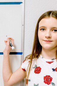 Menina escreve mensagem contra o bullying no quadro