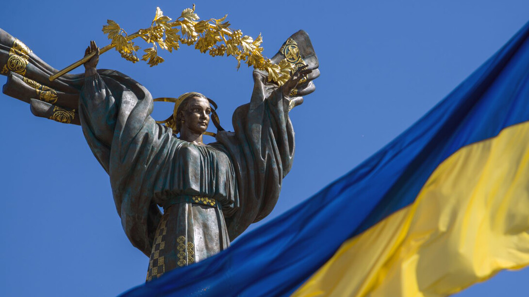 Monumento a la independencia y bandera ucraniana en Kyiv