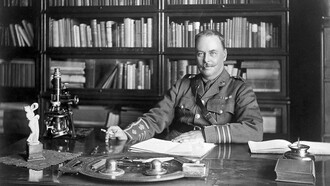 Ronald Ross en su biblioteca