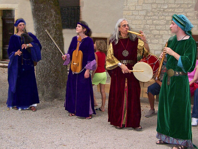 La musique médiévale résonne dans l'air de Cordes-sur-Ciel, évoquant les visions d'Hildegarde de Bingen. Photo prise le 13 juillet 2006