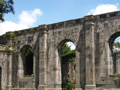 Vista de las Ruinas de la Parroquia de Santiago Apóstol en Cartago, Costa Rica.
