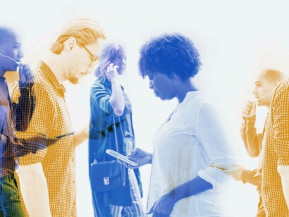 Persone che utilizzano dispositivi digitali e tecnologia intelligente