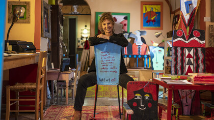 Chiara Rapaccini, in arte RAP, a cavallo di una delle sue celebri sedie © Fabrizio Troccoli 