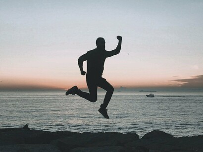 Homem feliz em pôr-do-sol na praia. A busca pela felicidade ou a compreensão desta para a vida do homem faz parte das primeiras reflexões filosóficas sobre ética, elaboradas na Grécia Antiga. Felicidade já foi entendida por Tales de Mileto como “quem tem corpo são e forte, boa sorte e alma bem formada”. Foi considerada por Sócrates como o “bem da alma que só podia ser atingido por meio de uma conduta virtuosa e justa” e reforçada pelo seu discípulo Platão


