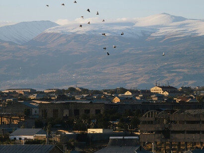 Dominant la capitale de l'Armenie, l’Ararat apparaît comme un géant de silence, gardien symbolique d’un peuple et de sa mémoire