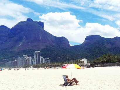 Praia de São Conrado, Rio de Janeiro, Brasil. Da Pedra Bonita à direita dá para ver a rampa de voo livre e a da Gávea, que separa a Zona Sul da Zona Oeste, remete à imagem de um super Batman ao fundo da praia tranquila nos dias da semana de São Conrado, Zona Sul do Rio de Janeiro