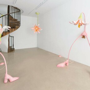 Various artists, Flowers — Form, meaning and transience, exhibition view. Courtesy of Kersgallery