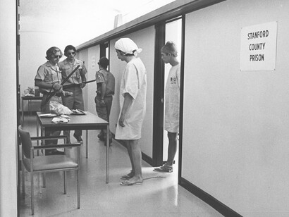 Experimento de la cárcel de Stanford, llevado a cabo en 1971 por un equipo de investigadores liderado por Philip Zimbardo de la Universidad de Stanford