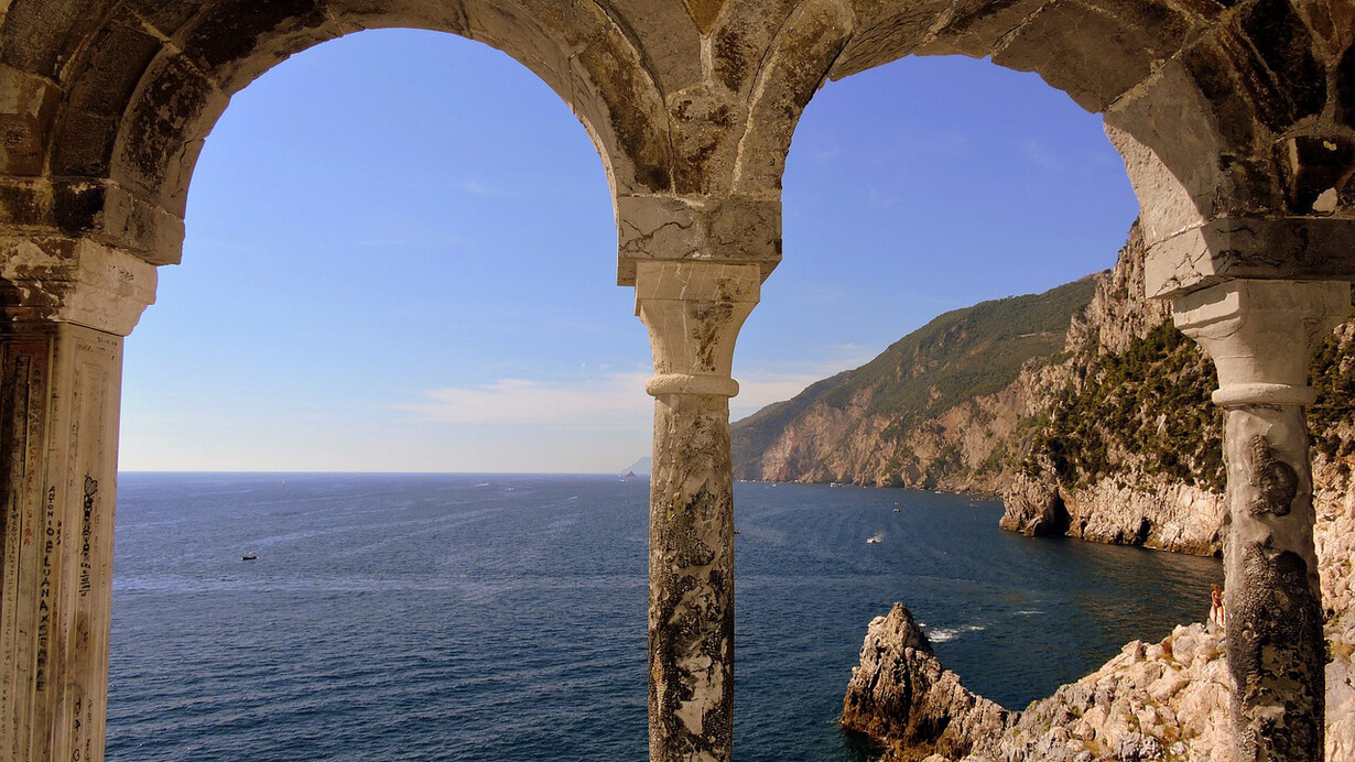 Mare che separa. Al di là di ogni esito, resta certificata nella pagina la domanda – a se stesso, più che agli altri – del ritorno
