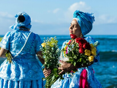 Mulheres entregam oferendas à entidade.  O que precisamos compreender é que a interculturalidade oferece, reforça o sentido da ciência e da educação. A interculturalidade se apresenta pelos novos entrosamentos ideológicos onde os itens culturais são mais depurados