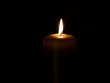 La perdita attraversa il corpo e la mente di chi resta, lasciando una risonanza che continua a vivere nella relazione con l’altro