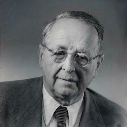Hermann Weyl, (Elmshorn, Alemania, 1885 — Zúrich, Suiza, 1955). La pregunta sobre el fundamento y el significado definitivos de la matemática sigue abierta; no sabemos en qué dirección encontrará su solución ni siquiera si se puede esperar una respuesta objetiva. "Matematizar" podría perfectamente ser una actividad creativa del hombre, como la lengua o la música, de originalidad primaria, cuyas decisiones históricas desafían completamente la racionalización objetiva