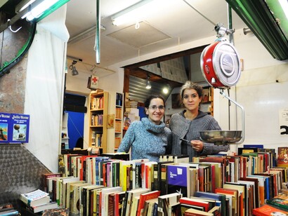 Madrid. Venta de libros al peso en el Mercado de San Fernando