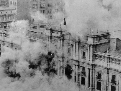 El bombardeo del Palacio de La Moneda el 11 de septiembre de 1973 interrumpió en vivo la transmisión de radio Magallanes, donde Cáceres se encontraba como responsable de prensa