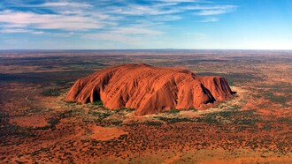 Uluru, noto anche come Ayers Rock, è un monolite di arenaria situato nel cuore del deserto australiano, considerato uno dei simboli più iconici dell'Australia. Monolito Urulu, Territorio del Nord, Australia