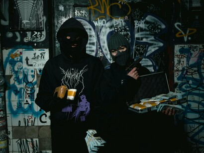 O baixo custo, a portabilidade, a autonomia crescente e a capacidade de operar remotamente tornaram os drones uma das armas mais versáteis do século XXI. Em um contexto de guerras civis e conflitos urbanos, criminosos e grupos armados passaram a explorar essa tecnologia com uma eficiência alarmante, transformando o que antes era um símbolo de inovação em um instrumento de terror e controle