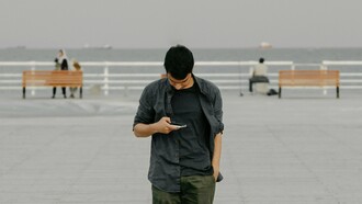 Não aparece como crise, nem como taquicardia. Ela se infiltra em pequenos hábitos, como água entrando por rachaduras que ninguém nota. Está no scroll infinito que você faz sem pensar. No dedo que desliza como se tivesse vida própria. No olhar que volta para o celular como quem busca ar, direção, distração, qualquer coisa que preencha o vazio de um segundo sem estímulo