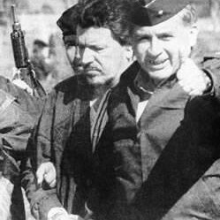 Il Gen. Rosso Serrano (a destra) fotografato con Miguel Rodriguez-Orejuela (al centro) poco dopo il suo arresto nel 1995