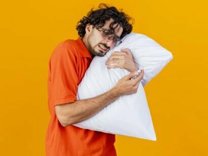 Il sonno deve essere preparato, non è possibile arrivare alle undici di sera bombardati da informazioni di ogni genere e aspettare che Dio Morfeo venga a farci dormire nel suo abbraccio