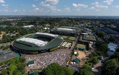 Vista aerea del Campo n. 1 e del Campo Centrale da dietro The Hill durante i Campionati del 2025. Organizzati dall'All England Lawn Tennis Club, a Wimbledon. Giorno 14, domenica 13/07/2025. Credit: AELTC/Joe Toth