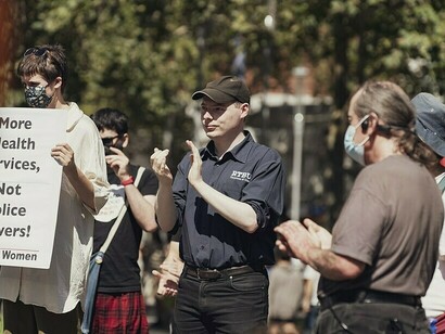 Los aspectos políticos reales de las determinantes comerciales están inequívocamente vinculados al derecho humano a la salud y a la alimentación, ambos tan evidentemente eludidos por las grandes empresas. Manifestación de lucha por la salud pública y la seguridad en el trabajo, 2009. Westlake Park, Seattle, Washington, EE. UU.