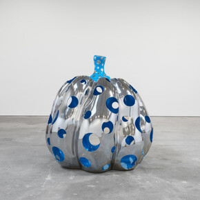 Yayoi Kusama, PUMPKIN, 2015, Stainless steel and blue urethane paint, 58 x 56 1/8 x 55 1/8 (147.3 x 142.6 x 140 cm), Image © Yayoi Kusama. Courtesy of KUSAMA Enterprise