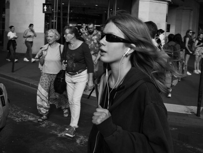 Locais andam pelo centro de uma cidade. É importante não chegar com conceitos rígidos predefinidos, pois isso pode limitar a experiência e o aprendizado. A partir do momento que limpamos e abrimos nossa mente para receber o novo conhecimento, estamos mais propícios a respeitar aquele novo conceito de vida