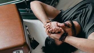 A vida é um eterno aprendizado. Com suas lições diárias, aprendemos a amar, a lidar com a nostalgia do passado e a valorizar cada experiência. Este texto reflete sobre como continuar aprendendo e evoluindo ao longo da jornada.