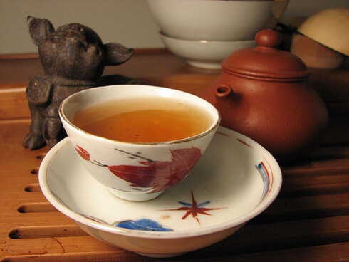 Una tazza di delizioso tè alla rosa