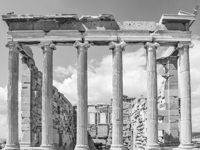 Del passato, qualche banale e retorico accenno ai personaggi più stereotipati dell'epoca greco-romana