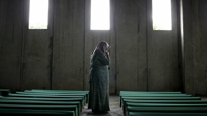 Eine Frau im Gedenkzentrum von Srebrenica - Potočari