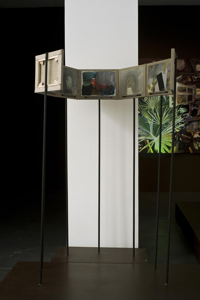 Laure Prouvost, Petit story bored, 2014, Bois, chassis, peinture, collage, Dimensions variables (Hauteur: 160,5 cm), Courtesy Galerie Nathalie Obadia, Paris/Bruxelles