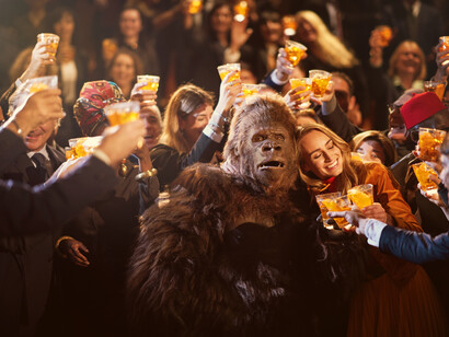 La pubblicità del Crodino realizzata prima del Coronavirus dove il testimonial gorilla invita tutti ad abbracciarci