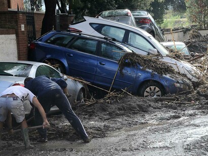 I tentativi disperati di liberare le strade