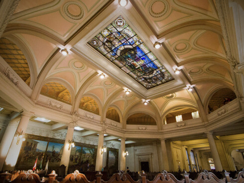 Imagem interna do Salão do Pregão no Museu do Café, também chamado de o coração da Bolsa do Café devido às negociações diárias de saca