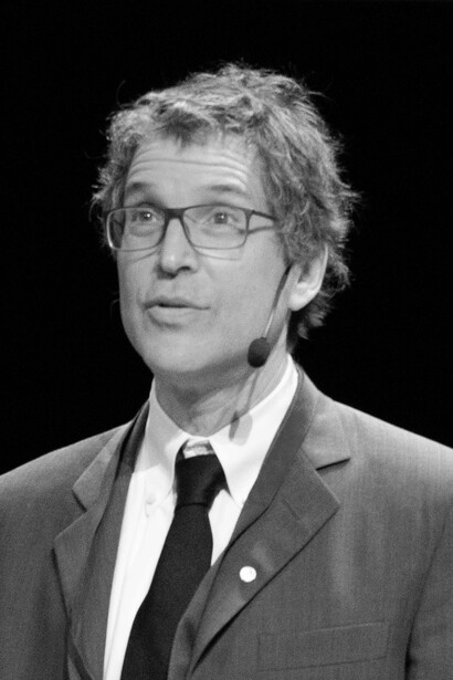 David Baker, Nobelpreisträger für Chemie 2024, hat den KI-Tool AlphaFold2 entwickelt, der dazu dient, Proteinstrukturen zu beschreiben