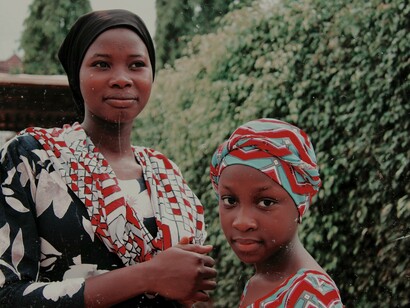 Menina e sua mãe vestidas com roupa tradicional africana