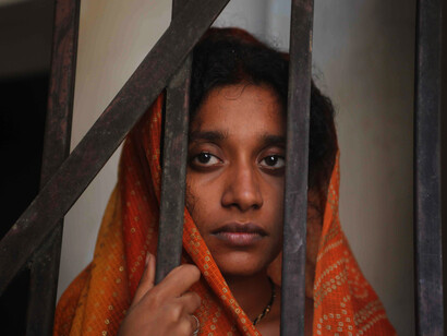 "Nazarband" racconta di una donna, Vasanti, appena uscita dal carcere, che si avventura tra i vicoli della megalopoli Calcutta per ritrovare suo marito e la loro casa